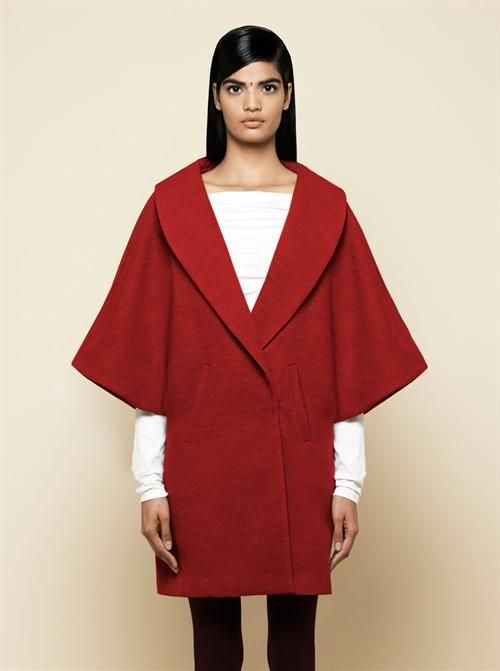 abrigo capa rojo oversize monica cordera